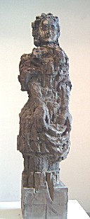 Frau mit Halstuch, 2003, h: 113, Ziegel, engobiert, 4 500 Euro