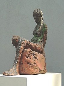 Figur auf Klotz sitzend, 1994, h: 46, teilweise Terrakotta, engobiert, 800 Euro