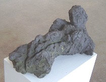 Torso mit Kind, 1994, h: 19, Terrakotta, engobiert, 1.200 Euro