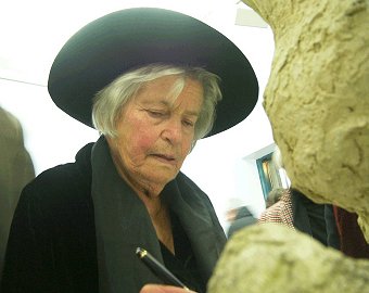 Ingeborg Hunzinger am Eröffnungsabend beim Signieren des Buches